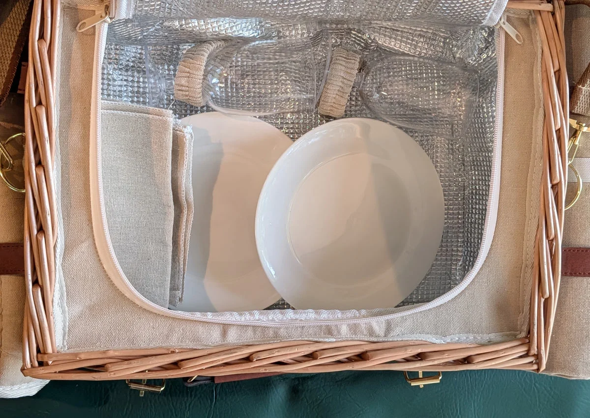 Wicker Picnic Basket with Foldable Table Lid - Photo 2 Wicker Picnic Basket with Foldable Table Lid - Photo 2